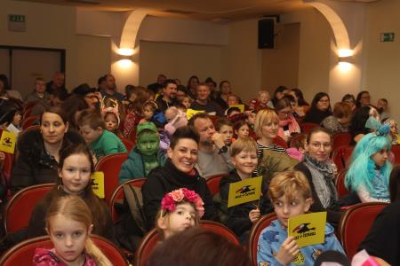 OTROŠKA PUSTNA PREDSTAVA MEDVED PU V BUTALAH 03 FOTO LJUBO VUKELIČ